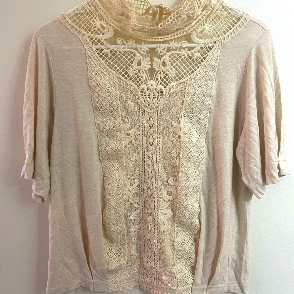 Gorgeous Anthropologie beige lace detailed collar top. In good condition.